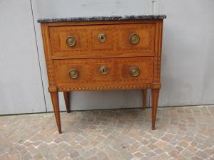 PEQUENA CÔMODA ESTILO LUÍS XVI FOLHEADA, ÉPOCA INÍCIO DE 1800, RESTAURADA cm L81xP41xH85